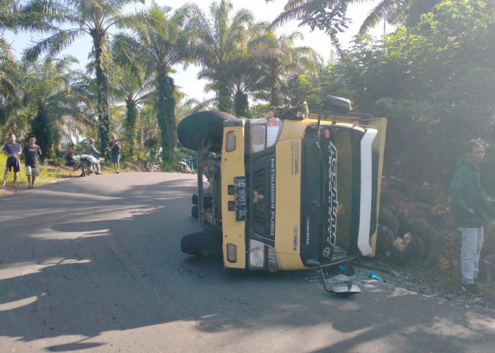 Truk Muatan Sawit Terguling, Begini Kondisi Sopirnya