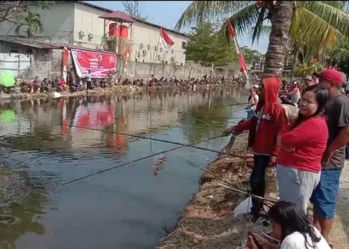 Mancing Merdeka, Ribuan Warga Kota Rebut Satu Ton Lele Gratis