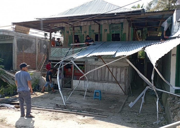 Sopir Mengantuk, Truck Hantam Rumah dan Mobil