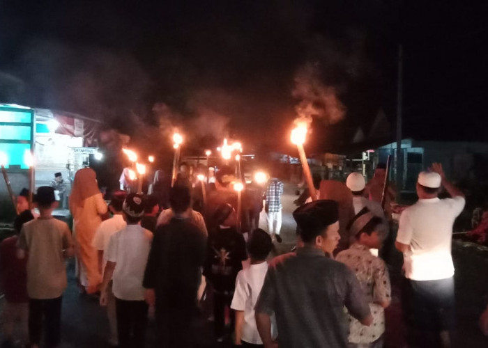 Warga Kutorejo Kepahiang Sambut Ramadan dengan Pawai Obor Sambil Zikir