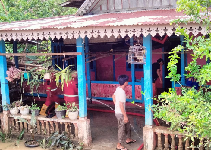 Banjir Surut, Warga Balik ke Rumah, Personel PBK Bantu Bersihkan Lumpur