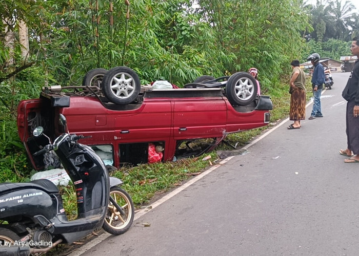 Mobil Kijang Pasangan Suami Istri Terbalik, Begini Kondisinya