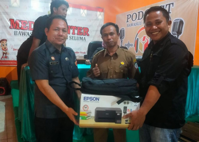 Bawaslu Seluma Bagi-bagi Laptop dan Printer