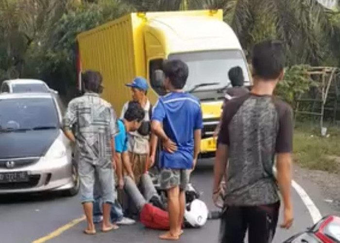 Perdana ke Kampus, Mahasiswa Tabrak Truk Box Paket