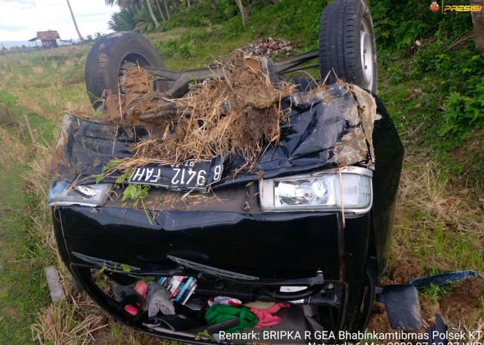 Mobil Mantan Pejabat Pemkab Kaur Terguling Masuk Sawah