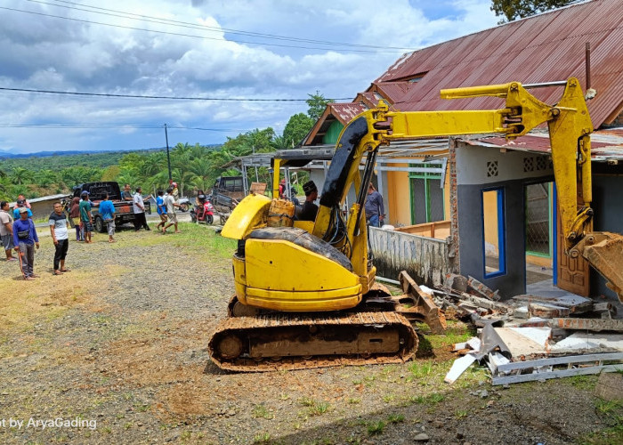 Kredit Bank Macet, Rumah Warga Dirobohkan Alat Berat