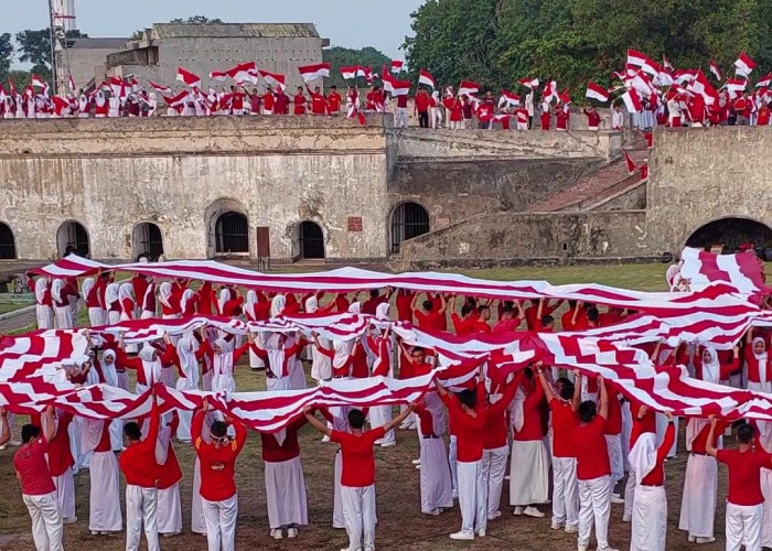 Kirab Merah Putih, Ribuan Pelajar dan ASN Merahputihkan Benteng Marlborough Bengkulu 