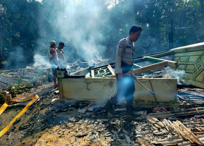 Lagi Nyapu Halaman, Rumah Warga Pinang Raya Ludes Terbakar