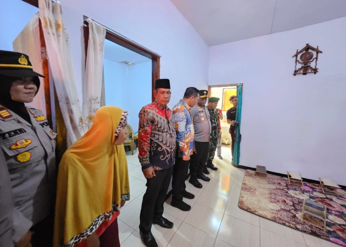 Wakapolda Bengkulu Serahkan Bantuan Bedah Rumah ke Warga Bengkulu Tengah