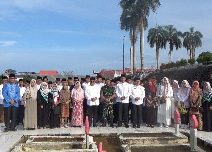 Peringatan Hari Ulang Tahun Kota Bengkulu, Pemkot dan Jajaran Lakukan Acara Tabur Bunga di Makam Pahlawan