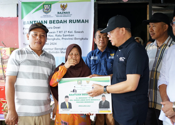 Gubernur Bengkulu Rohidin Bedah Rumah Kakak Beradik Berstatus Lansia di Sawah Lebar