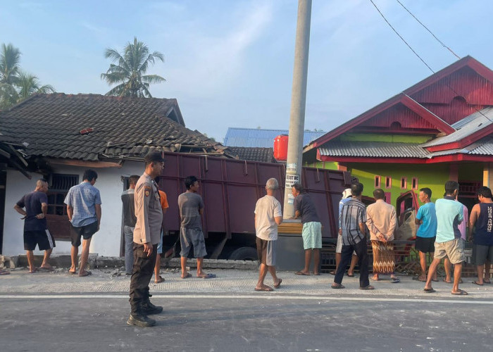 Elak Fuso, Truk Tabrak Dua Rumah Warga Muara Timput