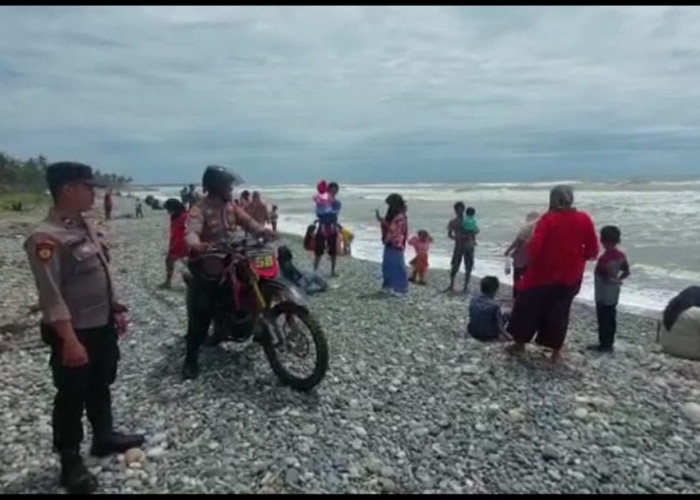 Liburan Awal Tahun Baru, Warga Seluma Ramaikan Pantai Ancol