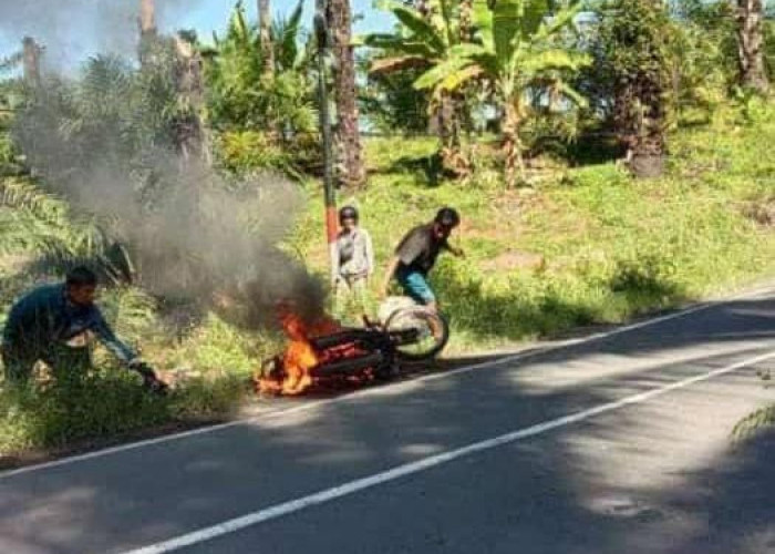 Motor Kurir Paket J&T Terbakar, 10 Paket Barang Ikut Hangus