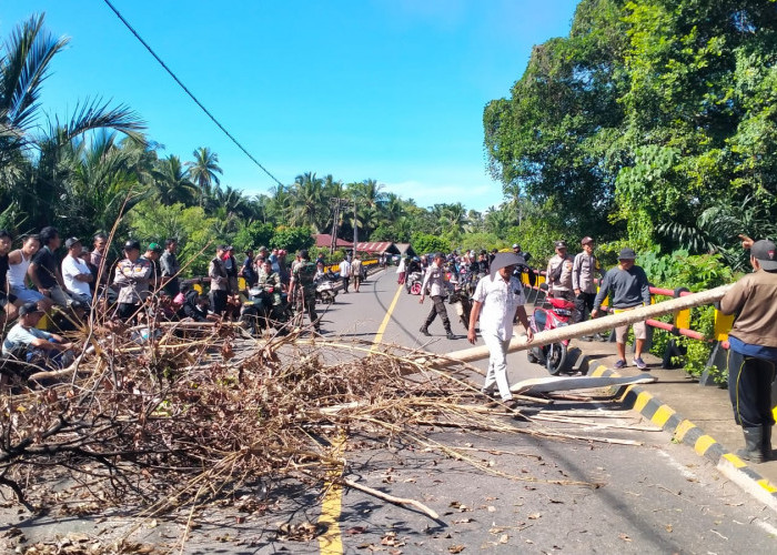 Konflik Nelayan, Jembatan Diblokir, Nelayan Trawl Ditahan