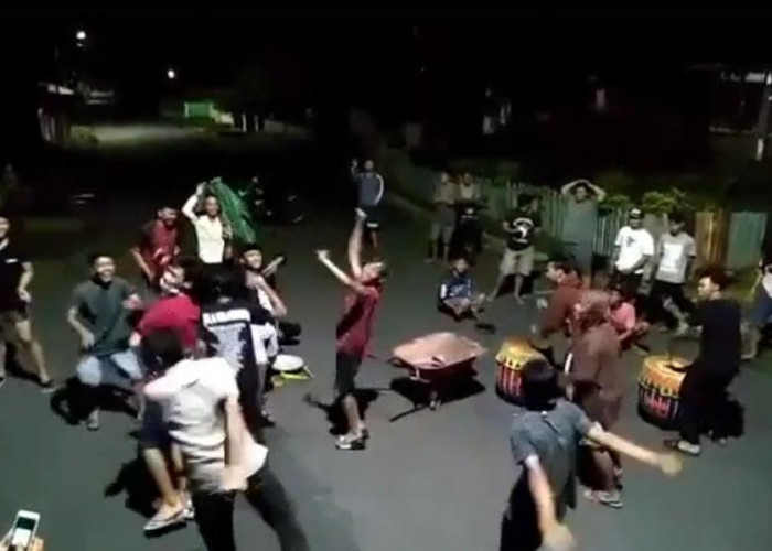 Keliling Pemukiman Sambil Mainkan Alat Musik Dhol untuk Bangunkan Sahur