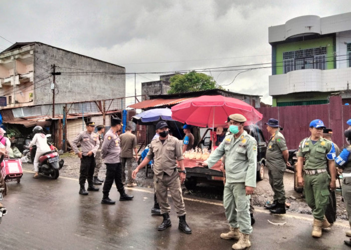 Kuat-kuatan Pedagang Kaki Lima dengan Petugas. Demi Pasar yang Tertata dan Rapi