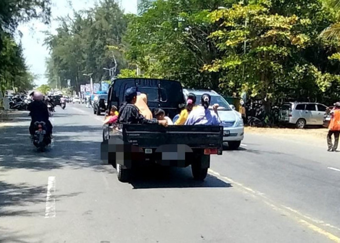 Lolos dari Polisi, Mobil Bak Terbuka Angkut Manusia Masuk Pantai Panjang