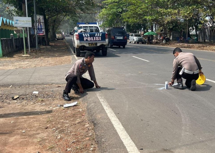 Berkendara Tanpa Helm, Renaldo Tabrak Tiang Reklame Hingga Patah Kaki