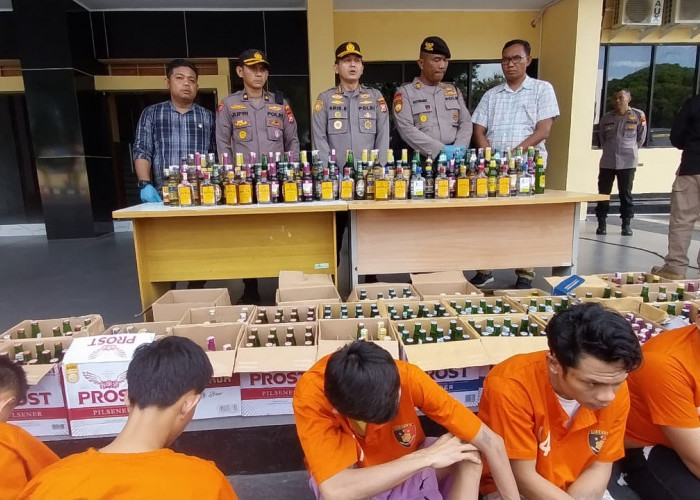 Ciptakan Kondisi Selama Ramadhan, Polresta Bengkulu Musnahkan Ribuan Botol Miras dan Tuak