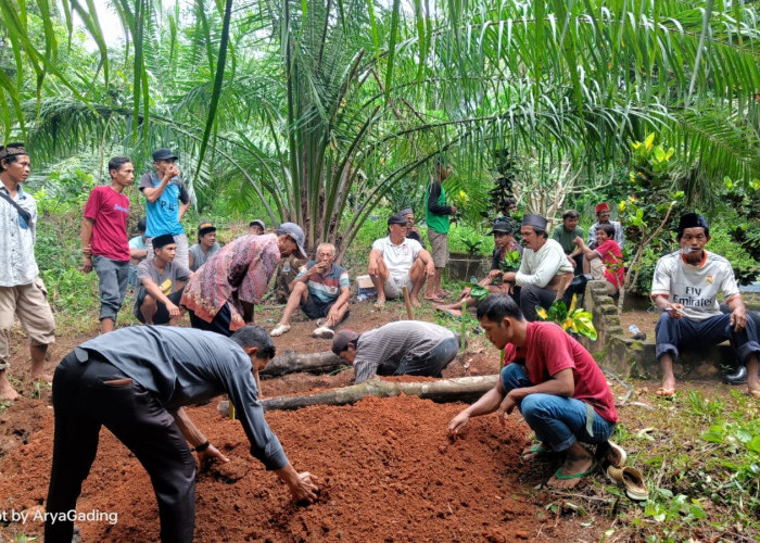 Jenazah Siswi MTs Negeri 2 Seluma Dimakamkan Samping Makam Kakeknya