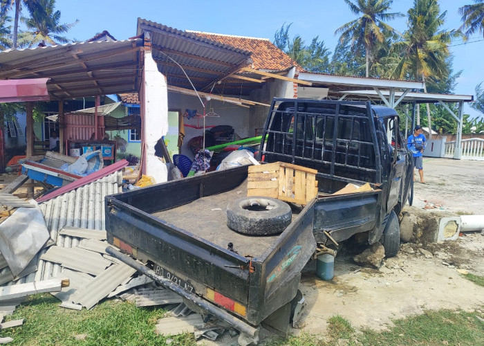 Rumah Warga Hancur Dihantam Pikap yang Lepas Kendali