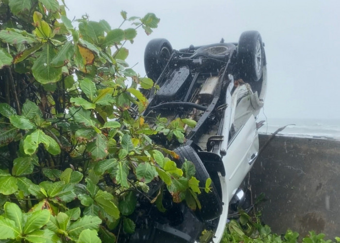 Pajero Jungkir Balik di Pantai Abrasi Air Punggur, Anggota Polisi Terluka