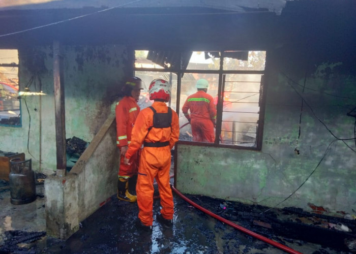 Giliran Bedengan 4 Pintu dan 1 Rumah di Jalan Gedang Terbakar 