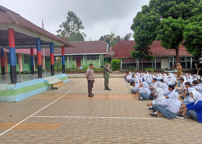 Kegiatan Belajar Mengajar Sekolah Ini Dikawal Polisi dan Tentara, Ada Apa Gerangan 