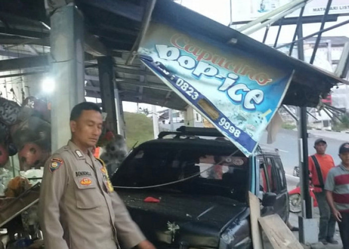 Melaju Tanpa Sopir, Isuzu Panther Tabrak 4 Motor