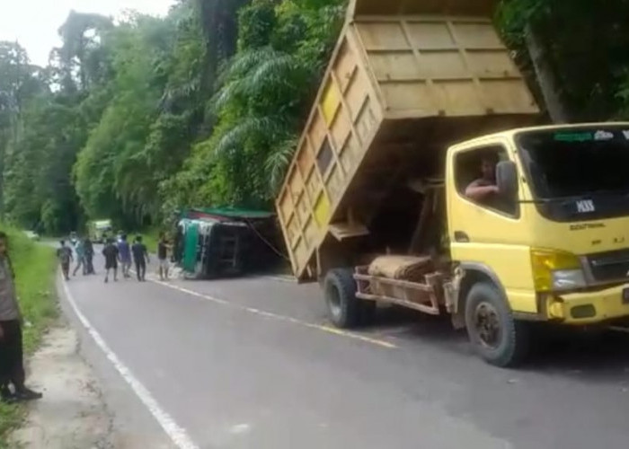 Gagal Menanjak, Truk Muatan Pasir Terguling