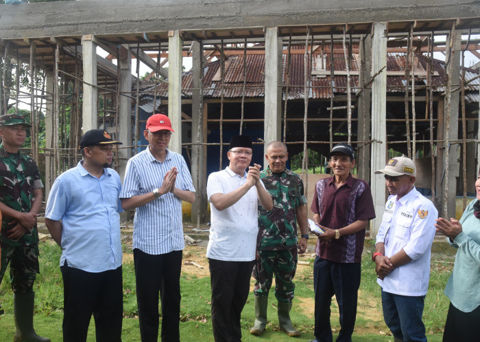 Disela-sela Kunker, Gubernur Salurkan Bantuan untuk Ponpes As-salam Al-Azhar Pulau Enggano