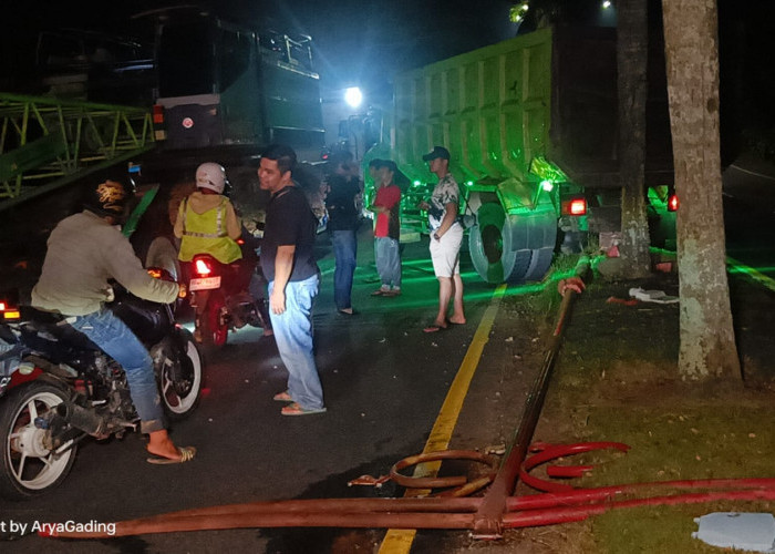 Truk Fuso Gagal Nanjak Lalu Tabrak Lampu Median Jalan Tais, Ini Kejadian Ketujuh