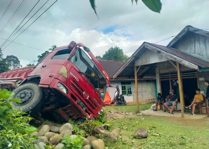 Bawa Muatan 23 Ton, Truk Nyaris Tabrak Rumah