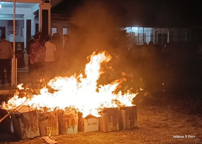 Pencoblosan Belum Dimulai, 20 Ribu Surat Suara Dibakar di Depan Kantor KPU Seluma, Awasi!