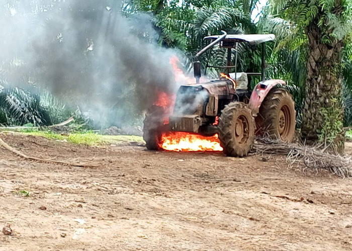 Demo di PT BRS Berujung Anarkis, Warga Bakar Traktor Milik Perusahaan