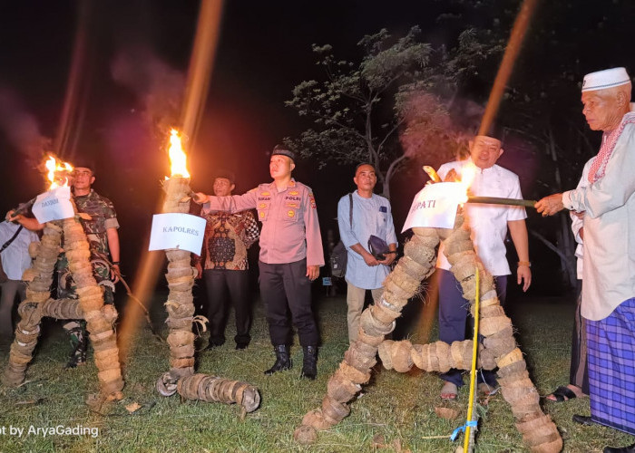 Kemeriahan Malam Nujuh Likur, Bupati Erwin Ikut Menyalakan Pelita