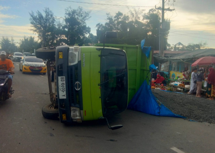 Patah Velg, Truk Tersungkur di Sumber Jaya, Muatan Berserakan di Jalan