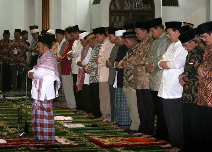 Muslim Wajib Tahu, Ini 14 Urutan Orang yang Pantas Menjadi Imam Sholat