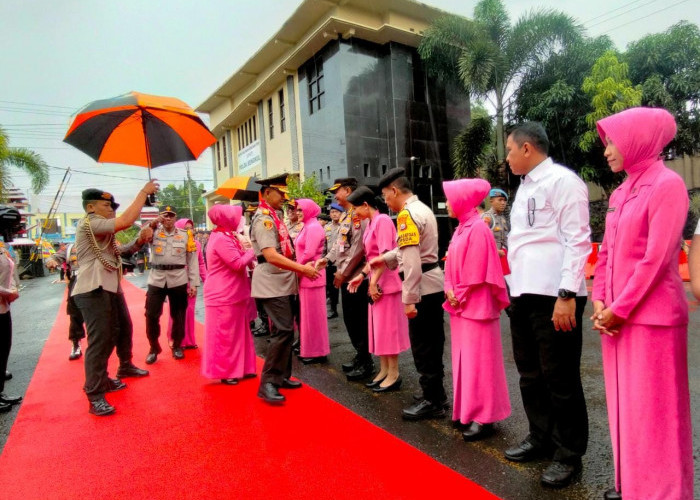 Perdana Masuk Kantor, Kapolda Hujan-hujanan