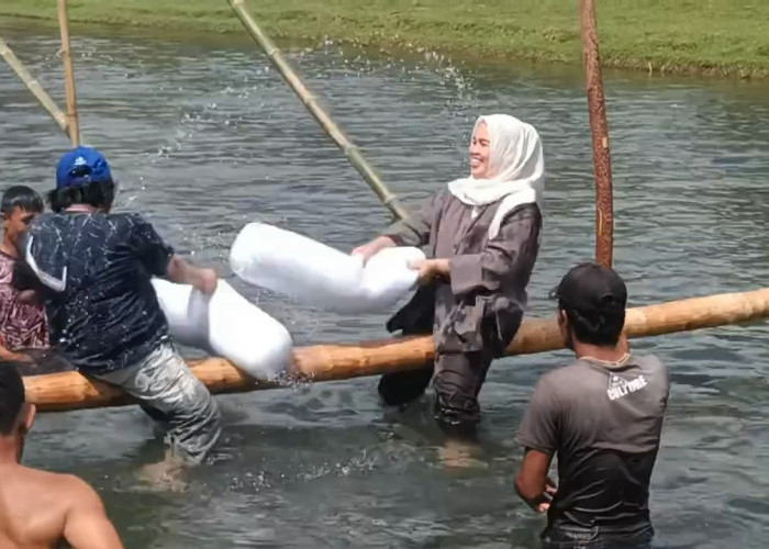 Emak-Emak Perang Bantal Meriahkan Calendar Of Event di Bendung Air Seluma