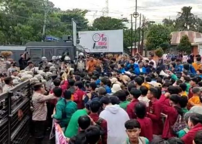 Demo Mahasiswa Memanas, Mahasiswa Paksa Masuk Gedung DPRD   