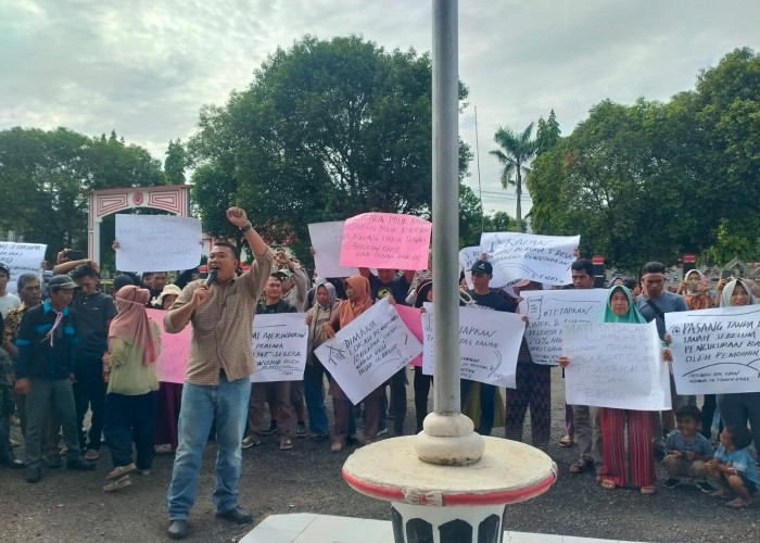 Memanas, Ratusan Warga Geruduk Kantor Bupati Bengkulu Utara