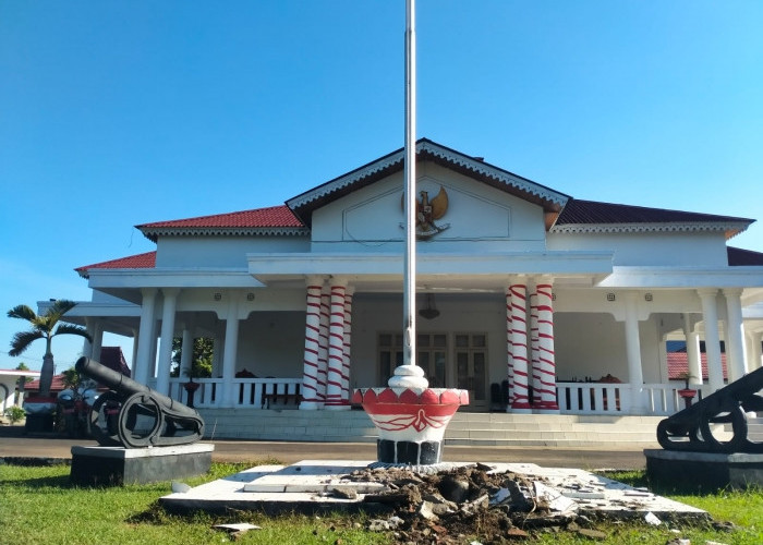 Rumah Dinas Bupati Bengkulu Utara Disambar Petir, Lantai Tiang Bendera Hancur