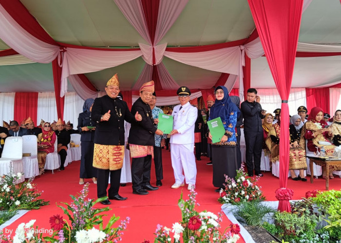 HUT ke-20 Kabupaten Seluma, Bupati Serahkan Ambulan dan Sertifikat Tanah Kantor 