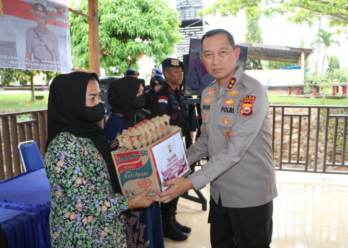 Kapolda Bengkulu Bagi Sembako untuk Anggota Terdampak Banjir