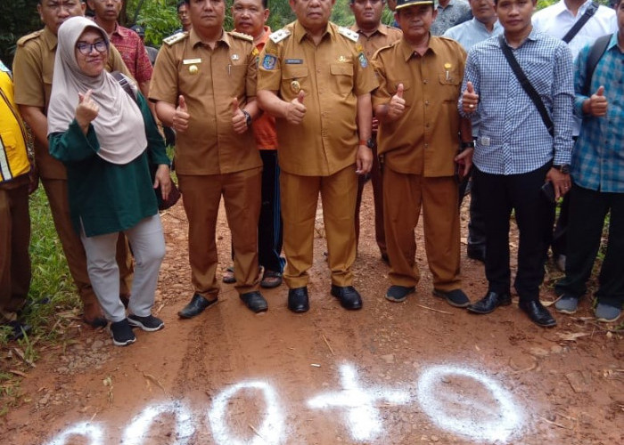 Anggaran Rp 2 M, Jalan Kantor Camat Puguk-Peraduan Tinggi Seluma Utara Mulai Dibangun   