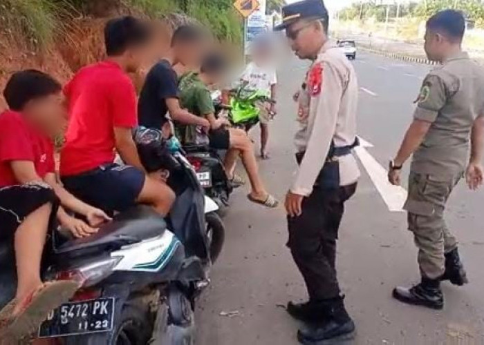 Para Pemuda Suka Aksi Beginian di Gerbang Tol