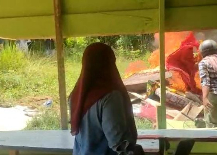 Puluhan Emak-emak Bakar Isi Rumah Sambil Ngamuk, Penyebabnya Ini