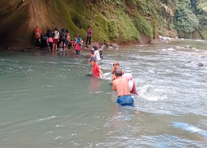 Jembatan Putus, Warga Desa Ini Nekat Seberangi Sungai jika Hendak ke Kota